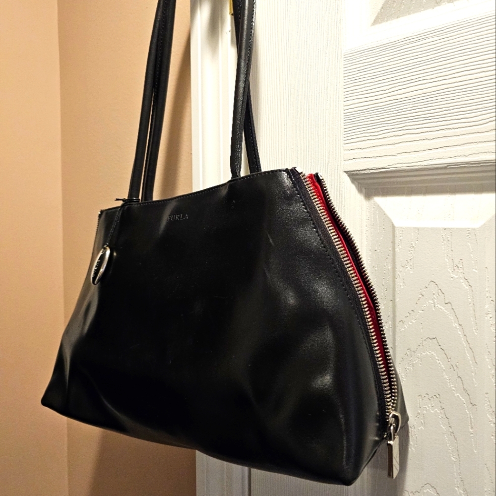 FURLA BLACK GLOSSY LEATHER SHOULDER PURSE